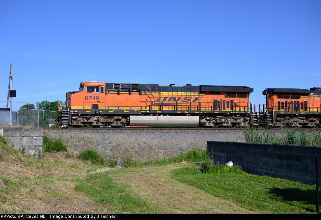 BNSF 6749